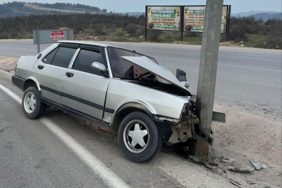 Bursa'da otomobil direğe çarptı, 1 yaralı