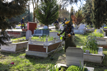 Bursa'da şehitlik ve mezarlıklar bayrama hazır