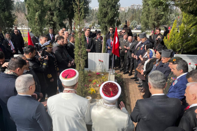 Bursa'daki şehitlikte polis ve asker şehitleri için anlamlı tören