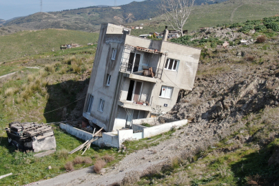 Çöp tesisinin neden olduğu heyelan mahalleyi yutuyor