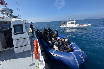 İzmir açıklarında denizde sürüklenen bottaki 30 göçmen kurtarıldı