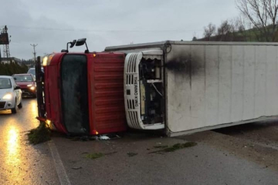 Bursa'da direksiyon hakimiyetini kaybedip  fabrikaya çarptı: 2 yaralı
