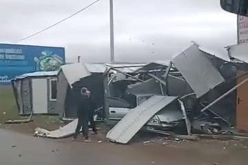 Bursa’da kontrolden çıkan otomobil prefabrik yapıya girdi