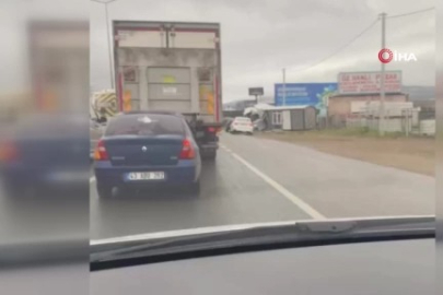 Bursa’da kontrolden çıkan otomobil prefabrik yapıya girdi