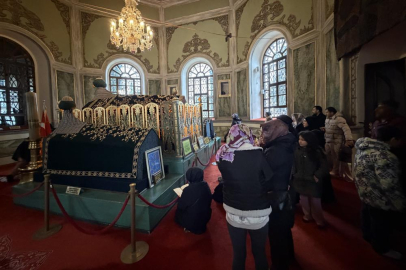Emirsultan Türbesin’deki sakal-ı şerife ziyaretçi akını