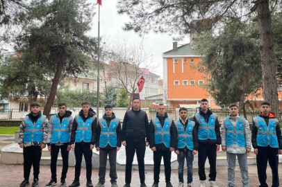 Bursa'da öğrencilerden şehit kabirlerine bayram temizliği