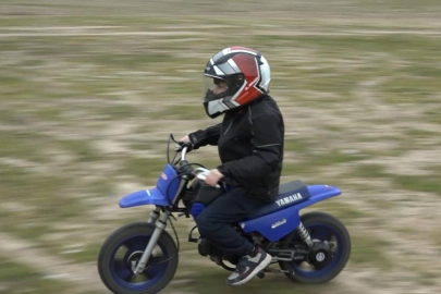 Bursa'da 8 yaşında motosikletle toprağın tozunu kaldırıyor