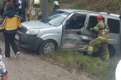 Bursa'da kamyonet ile hafif ticari araç çarpıştı: 4 yaralı