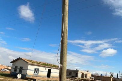 Direği oyup kaçak hat çekmişler