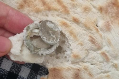 Ekmeğin içerisinden bozuk para halkası çıktı