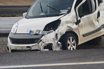 Emniyet kemerini takmayan sürücü araçtan fırladı