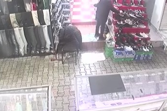 Fiyat sorma bahanesiyle girdi cep telefonu çaldı