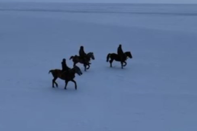 Gençler buz tutan göl'ün üzerinde dörtnala koştu