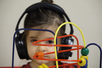 Otizmli kızıyla kurduğu "müzik bağı" diğer ailelere umut oldu