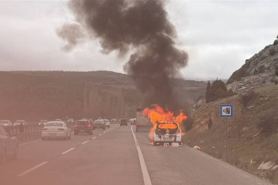 Seyir halindeki araç bir anda alev aldı