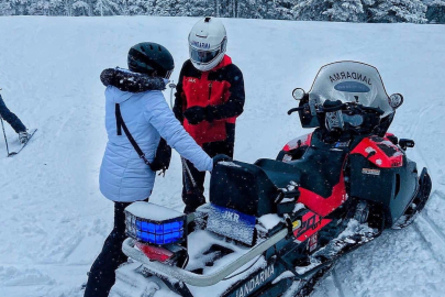 Uludağ'da jandarmadan kayakçılara yardım eli