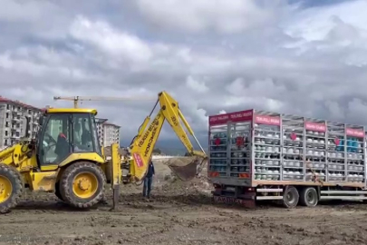 Çamura saplanan tüp yüklü kamyon kepçeyle kurtarıldı
