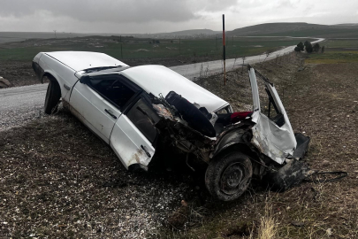 Kazada ikiye bölünen otomobil sürücüsü yaralandı