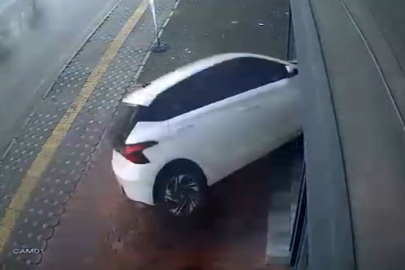 Otomobil iş yerinin vitrininden içeri girdi