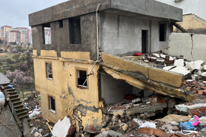 Tahliye edilen bina yağışlara dayanamayarak çöktü