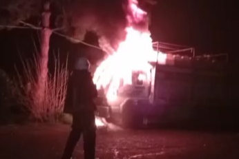 Kamyon alevlere teslim oldu