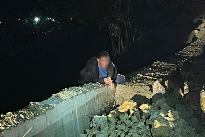 Köprüden atlamak isteyen şahıs 4 saat sonra ikna edilebildi