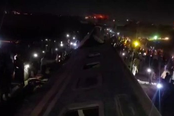 Pakistan'da raydan çıkan yolcu treni devrildi: 26 yaralı