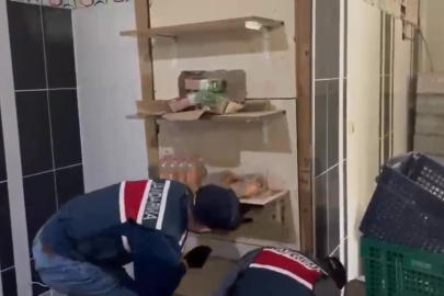 Dekoratif rafın arkasından 558 litre sahte içki ele geçirildi