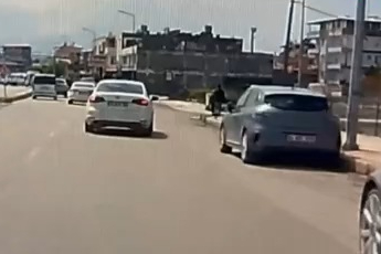 Kaldırımda yürüyen kadının boynundaki kolyeyi çalarak kaçtı