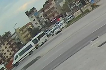 Otomobille çarpışan motosikletin sürücüsü havada böyle takla attı