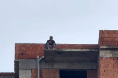 Tartıştığı eşi telefonlara bakmıyor diye çatıya çıktı