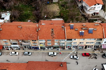 Çürüyen baca otomobilin üzerine yıkıldı