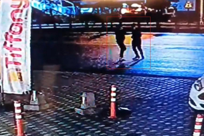 Eşiyle yürüdüğü sırada tanımadığı kişi tarafından bıçaklandı