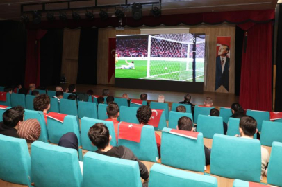 Milli maç heyecanı Osmangazi'de dev ekranda yaşandı