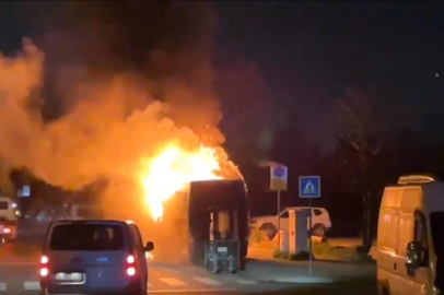 Park halindeki midibüs alevlere teslim oldu