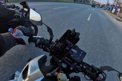 Bursa'da bir anda şerit değiştirdi, motosikletler çarpıştı