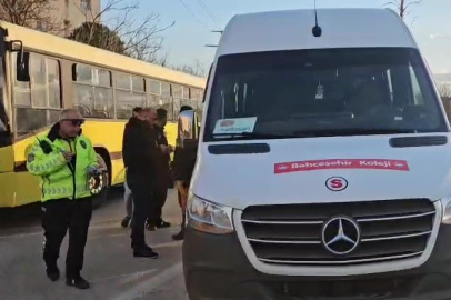 Bursa'da fenalaşan servis şoförü kaldırıma çıkıp güçlükle durabildi