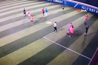 Bursa'da halı saha maçında yumruklar konuştu