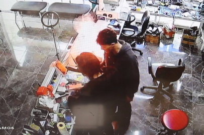 Cep telefonu bomba gibi patlayıp alev aldı