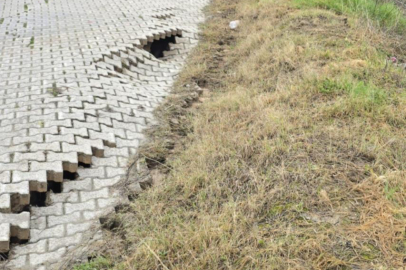 Mudanya'da yağmur sonrası site önündeki yol çöktü