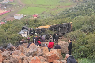 Uçuruma yuvarlanan kamyonun sürücüsü öldü