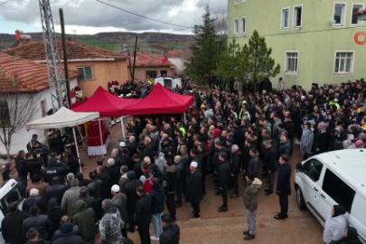 Yürek yakan veda: Şehit babaya son dokunuş