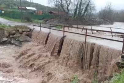Bursa'da aşırı yağışlar köprüyü trafiğe kapattı