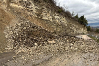 Bursa’da heyelan yolu kapattı