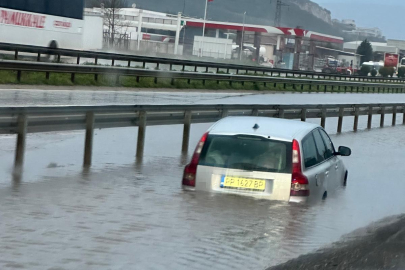 Bursa'da su birikintisine giren otomobil mahsur kaldı