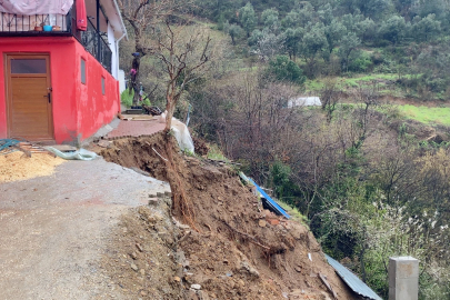 Bursa’da toprak kayması paniğe yol açtı