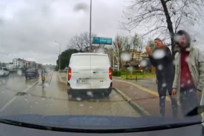 Bursa'da yol verme kavgası: 3 kişi sürücüye saldırdı