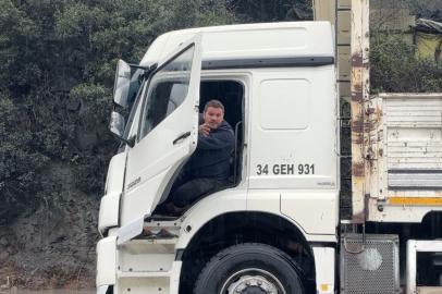 Kamyon sürücüsü göle dönen yolda mahsur kaldı