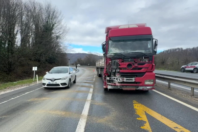 Makaslayan tır kara yolunu kapattı