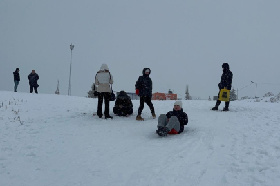 Uludağda kar yağışı günübirlikçileri zirveye çekti